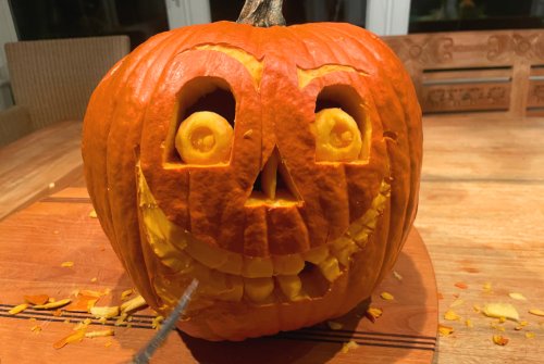 Carving pumpkin heads from pumpkins for Halloween