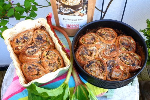 Rhubarb and poppy seed buns with maca