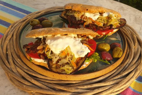 Vegan wholemeal pita breads