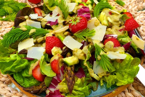 Green asparagus and strawberry salad with Maiwipferl dressing