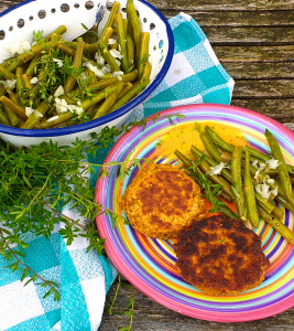 Bohnensalat und Bratlinge