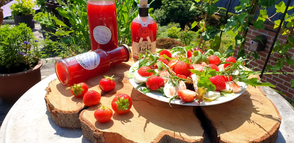 Strawberry balsamic vinegar with fresh strawberries