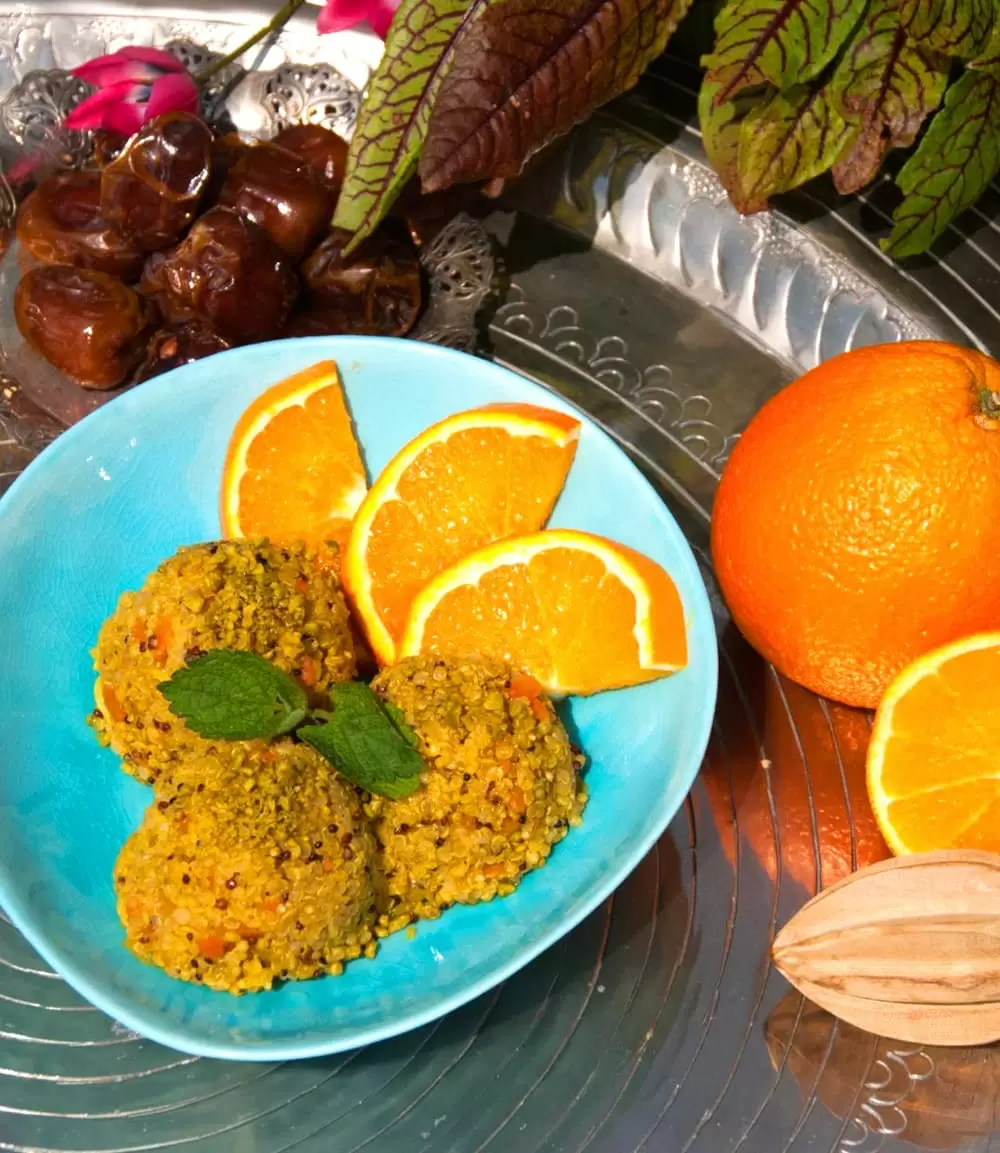 Quinoa-Bowl mit Datteln und Kurkuma