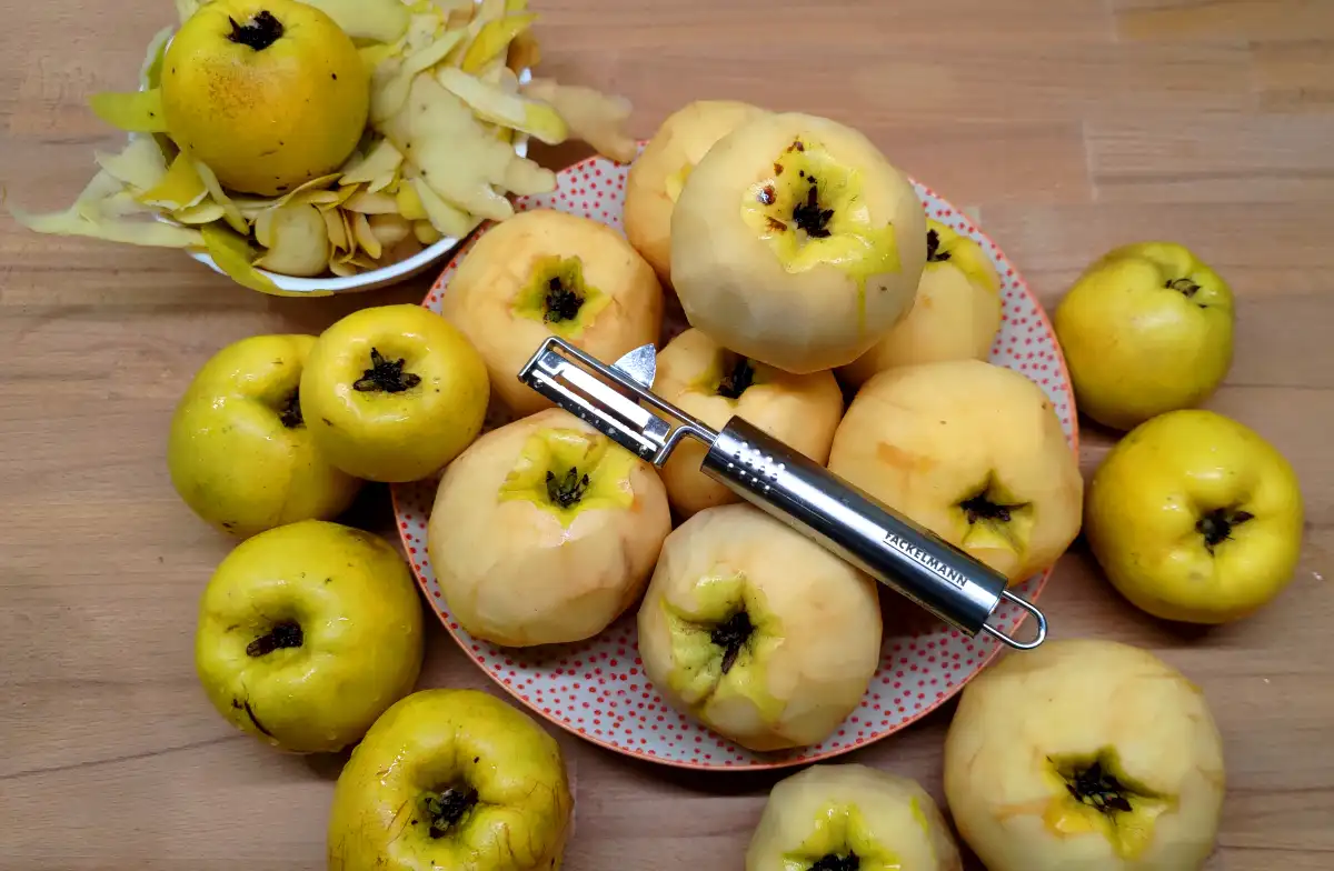 Quinces peeled