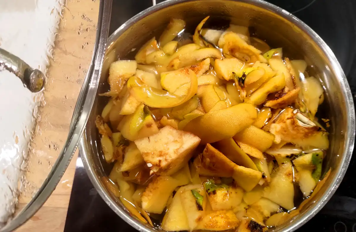 Quince peel in a pot
